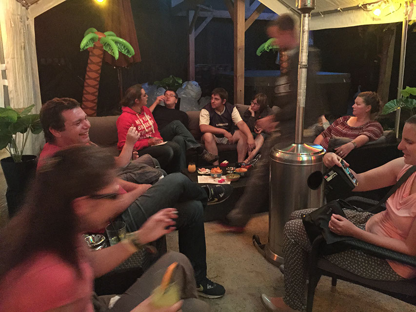 Gezellig samen op het overdekte terras van 5 voor 12