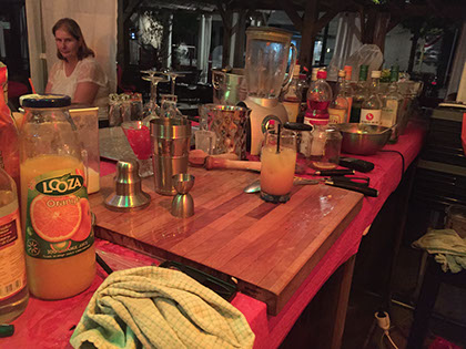 Cocktails worden vers gemaakt aan de bar