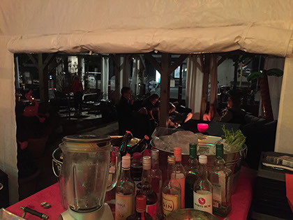 De bar met verse drankjes en cocktails